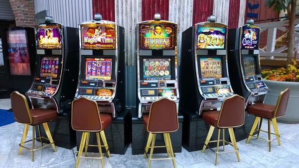 Live roulette wheel on slotjos table showing numbered pockets and spinning action